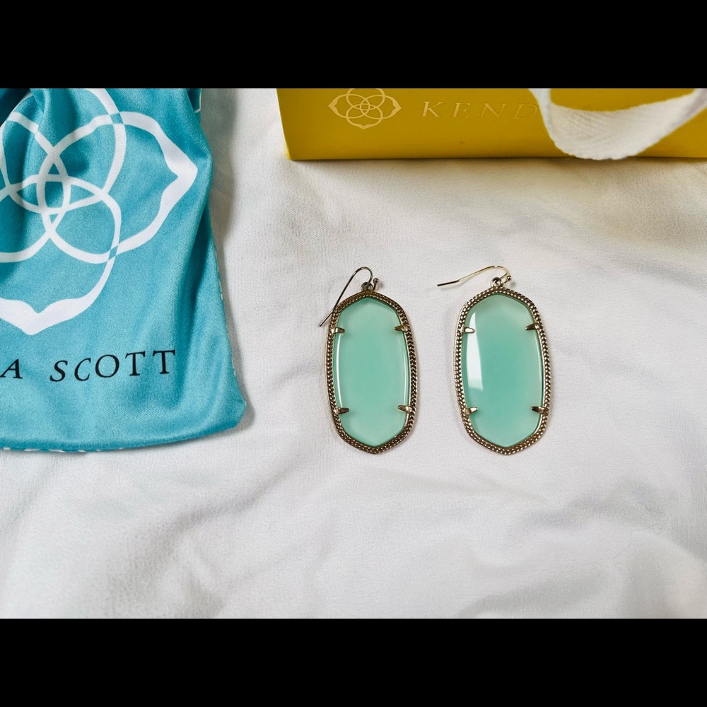 Beautiful green translucent Kendra Scott earrings! Great condition!